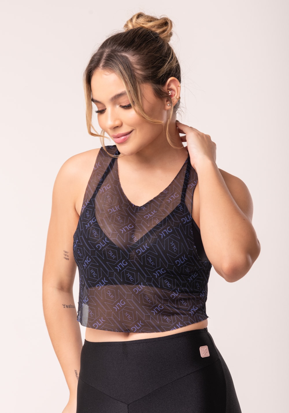 Cropped de tule feminino preto e azul logomania flow