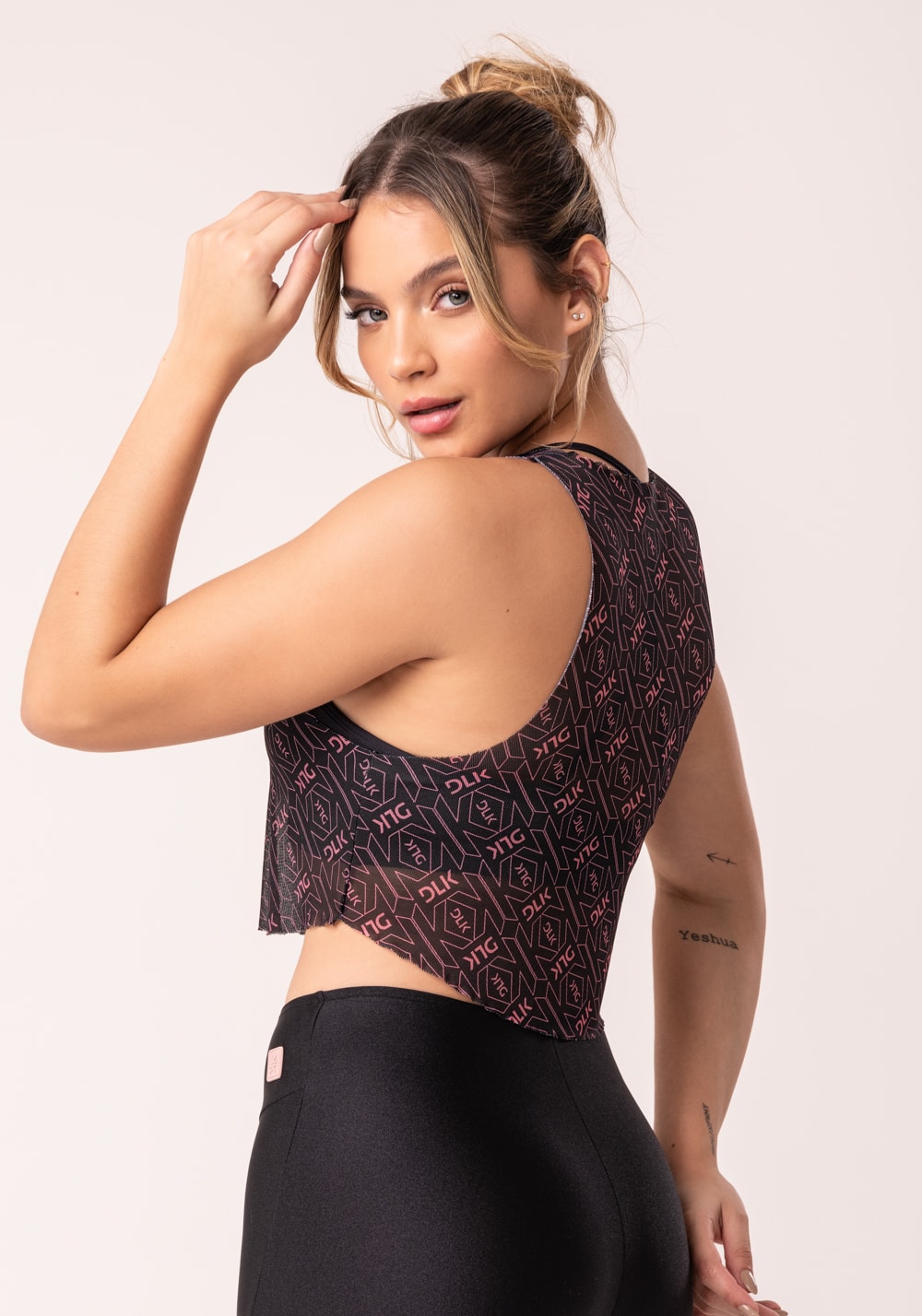 Cropped de tule feminino preto e coral logomania flow