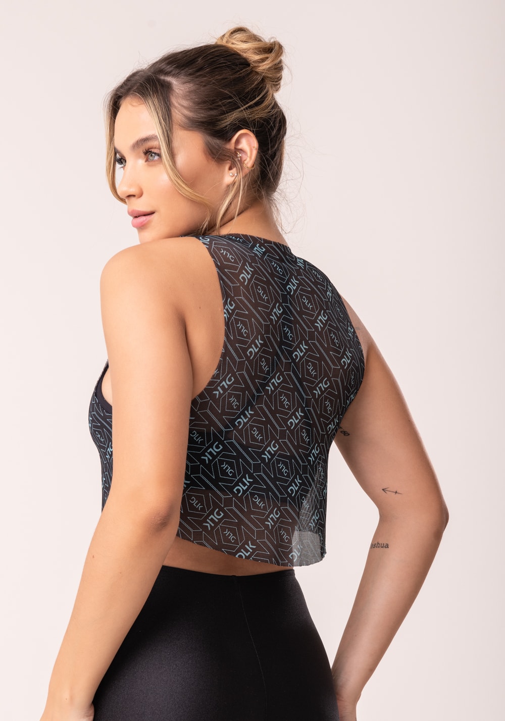 Cropped de tule feminino preto e verde logomania flow