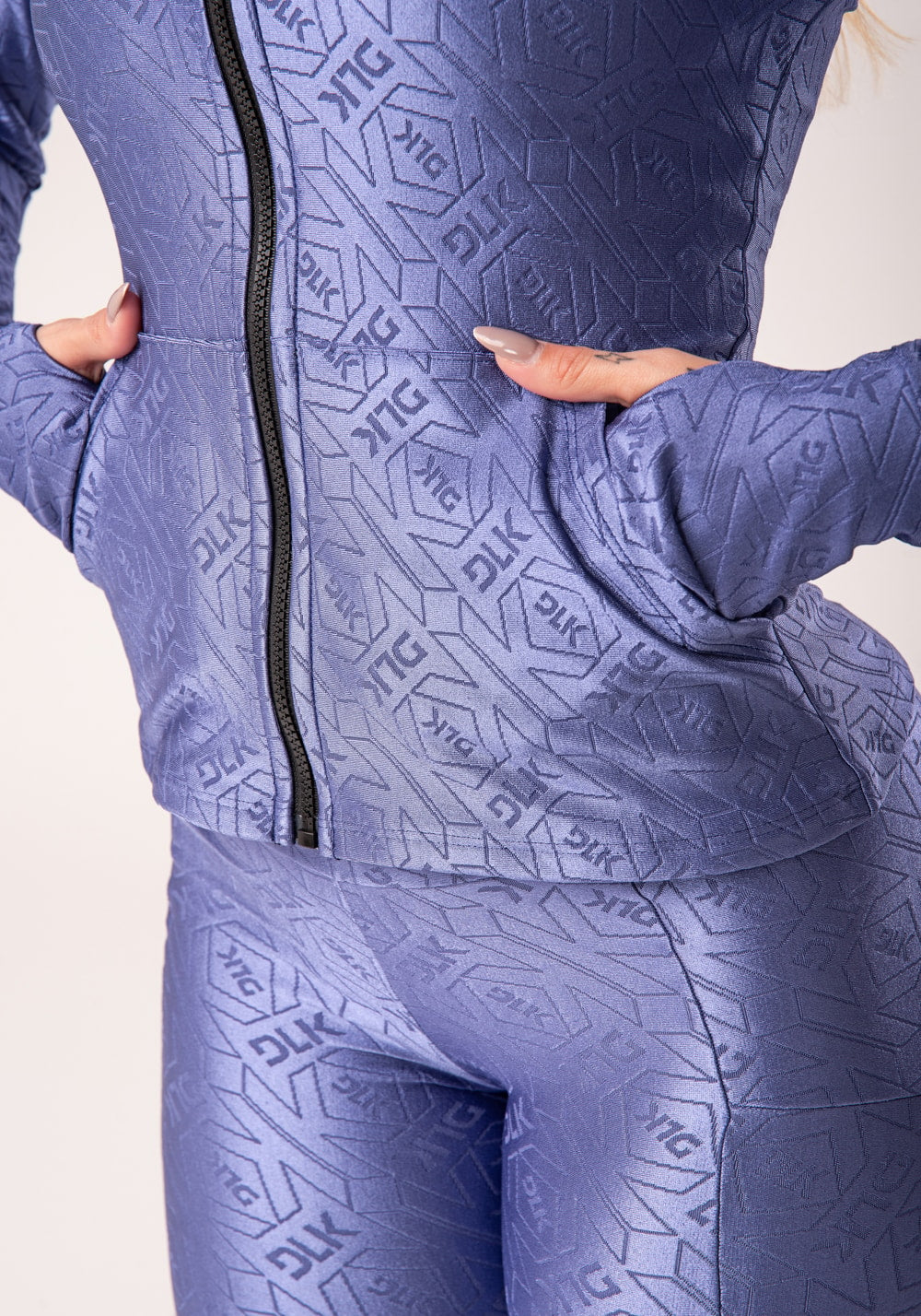 Casaco feminino azul logomania com recortes e zíper flow