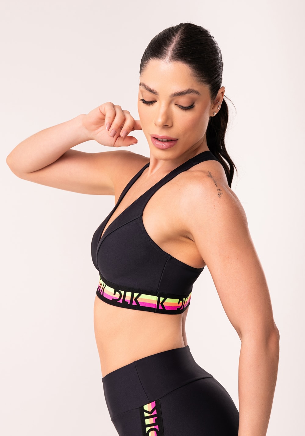 Top fitness feminino preto nadador com elástico colorido action