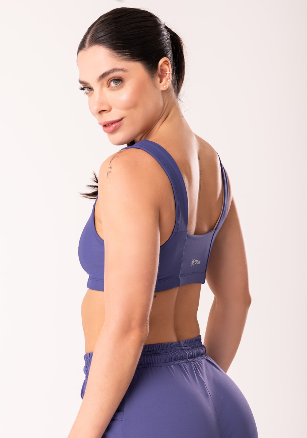 Top fitness feminino azul com decote reto e recortes