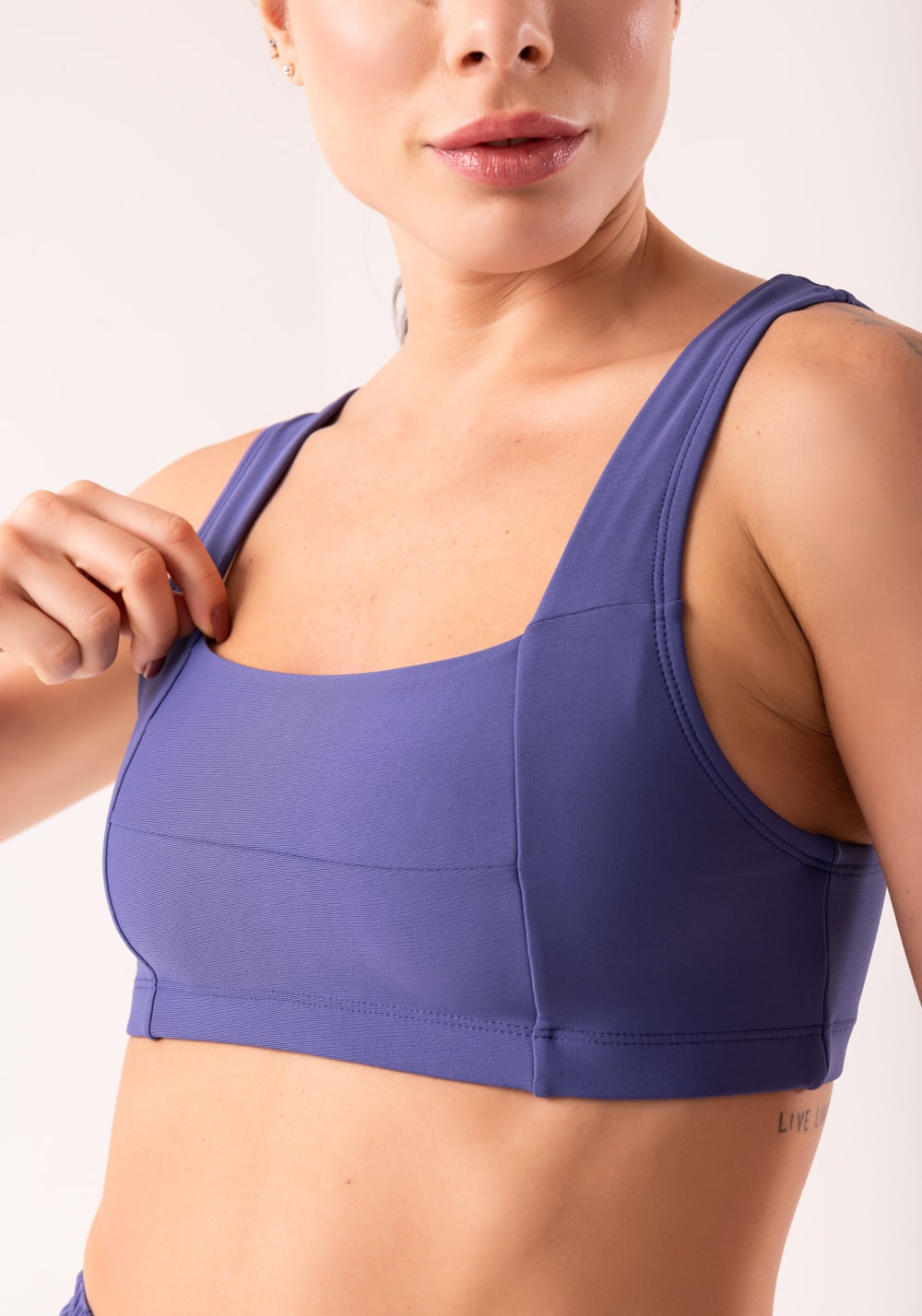Top fitness feminino azul com decote reto e recortes