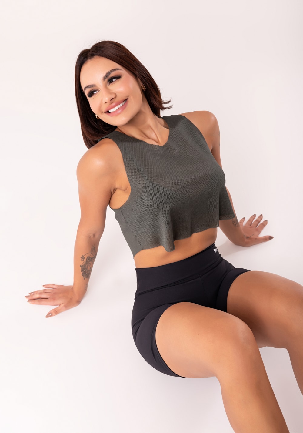 Cropped fitness feminino de tela chumbo