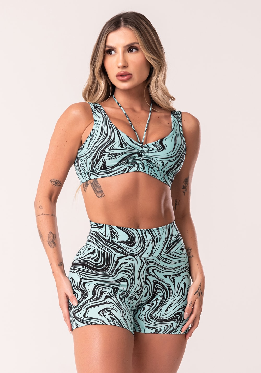 Conjunto fitness feminino verde top franzido e short estampa abstract duo euphoria