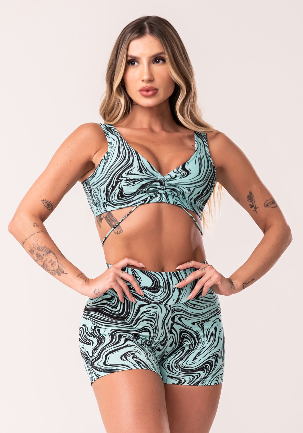 Conjunto fitness feminino verde top franzido e short estampa abstract duo euphoria