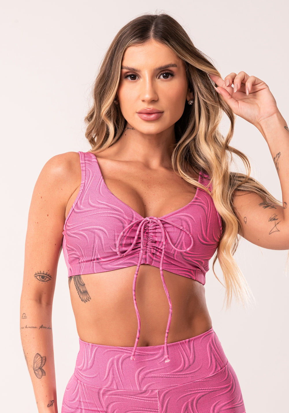 Conjunto fitness feminino rosa top franzido e short estampa sinuous wave euphoria