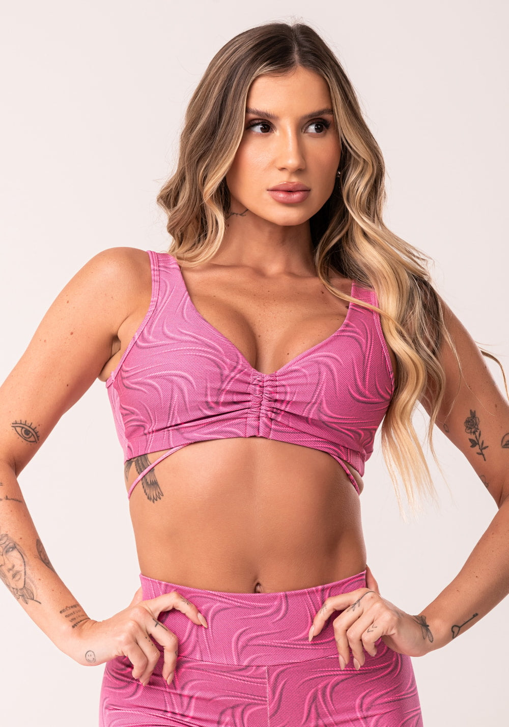 Conjunto fitness feminino rosa top franzido e short estampa sinuous wave euphoria