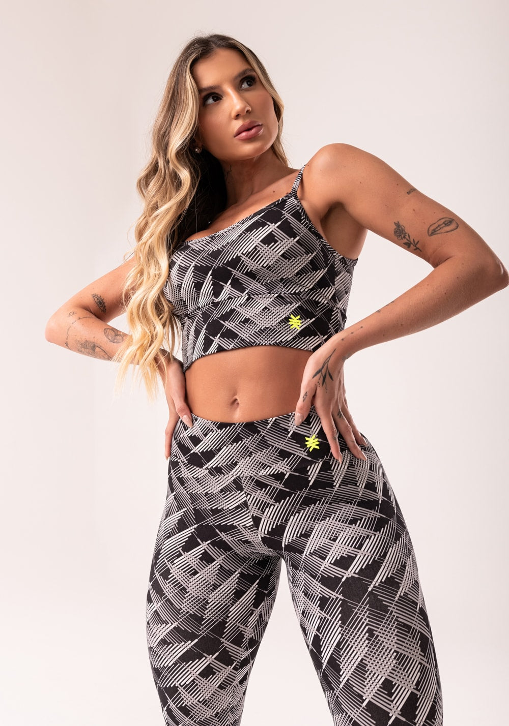 Top fitness feminino cinza com bojo estampado abstract lines euphoria