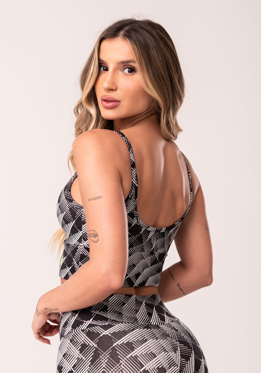 Top fitness feminino cinza com bojo estampado abstract lines euphoria