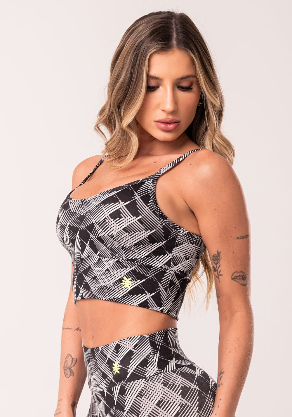 Top fitness feminino cinza com bojo estampado abstract lines euphoria