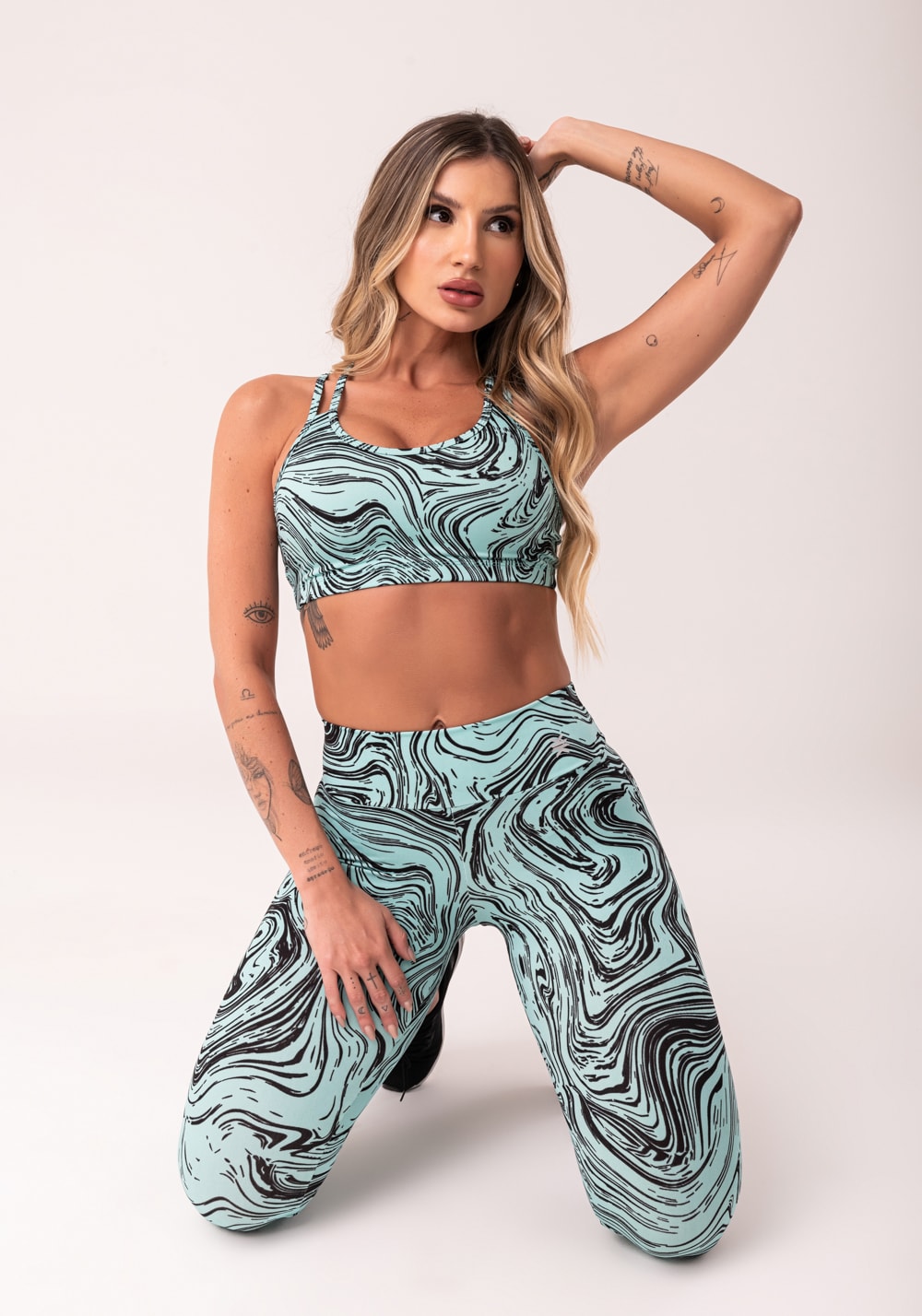 Top fitness feminino verde com alça dupla estampado abstract duo euphoria