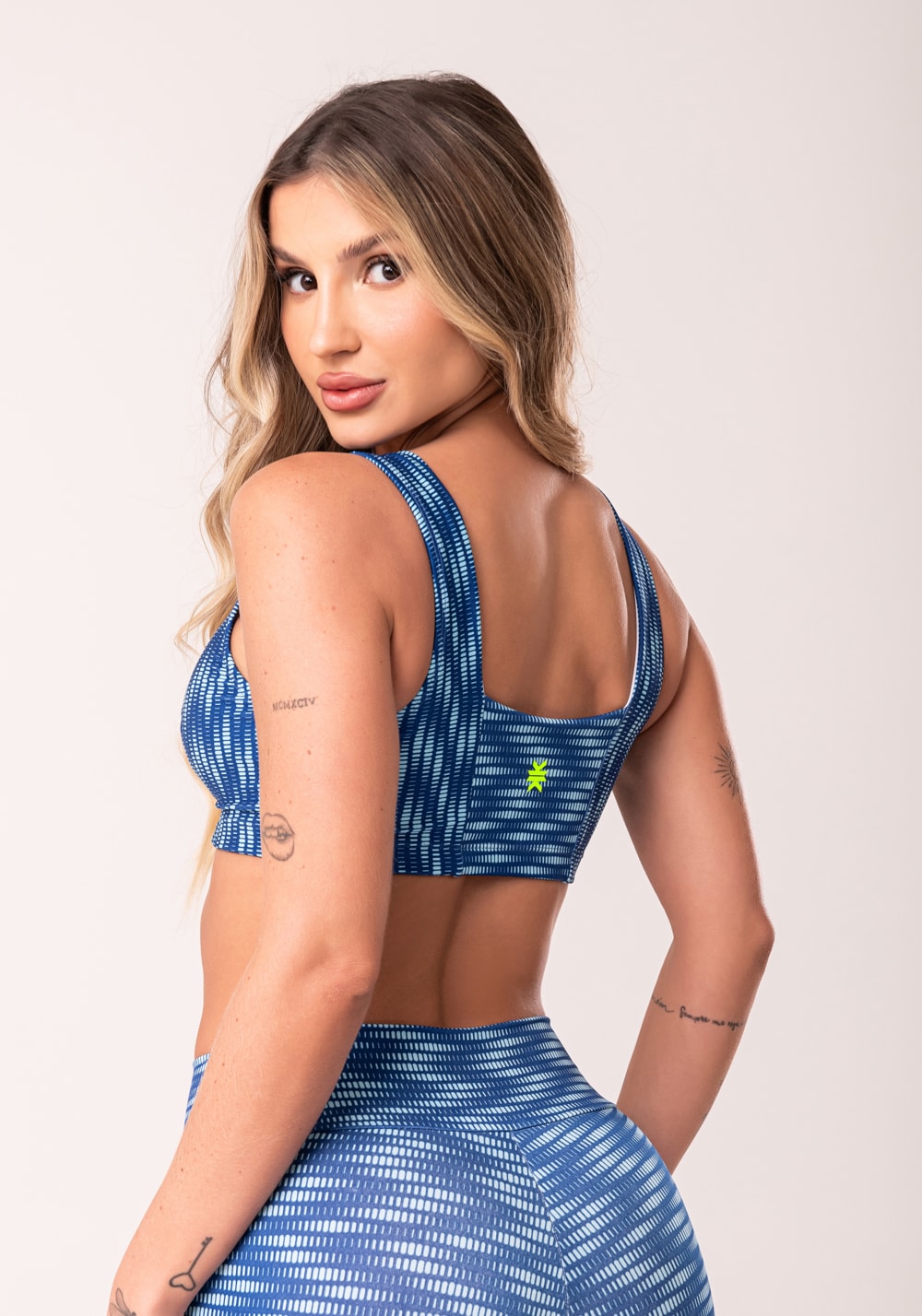 Top fitness feminino azul decote reto estampado zig zag waves euphoria