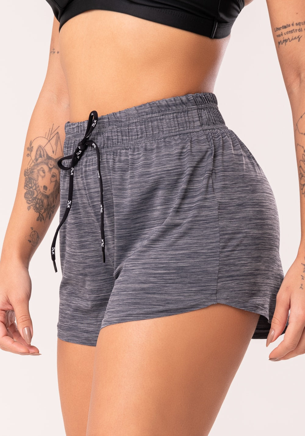 Short feminino grafite com cadarço
