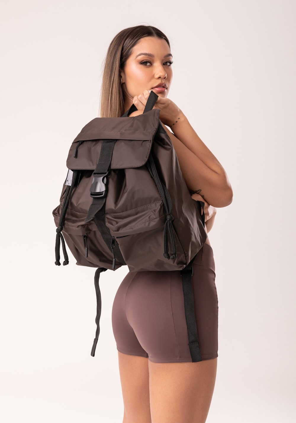 Mochila feminina marrom com bolsos