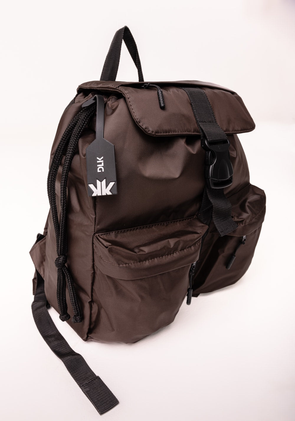 Mochila feminina marrom com bolsos