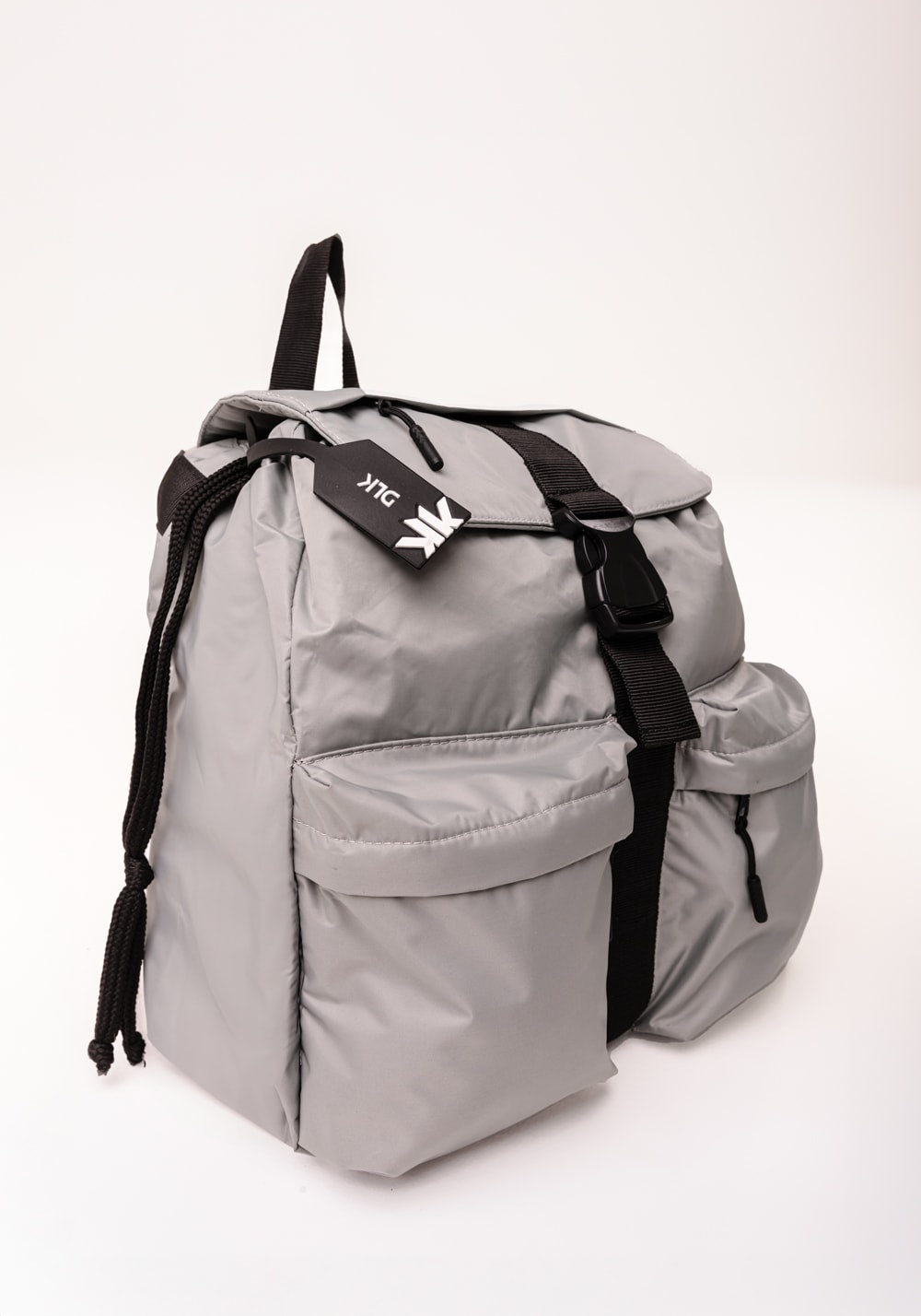 Mochila feminina cinza com bolsos