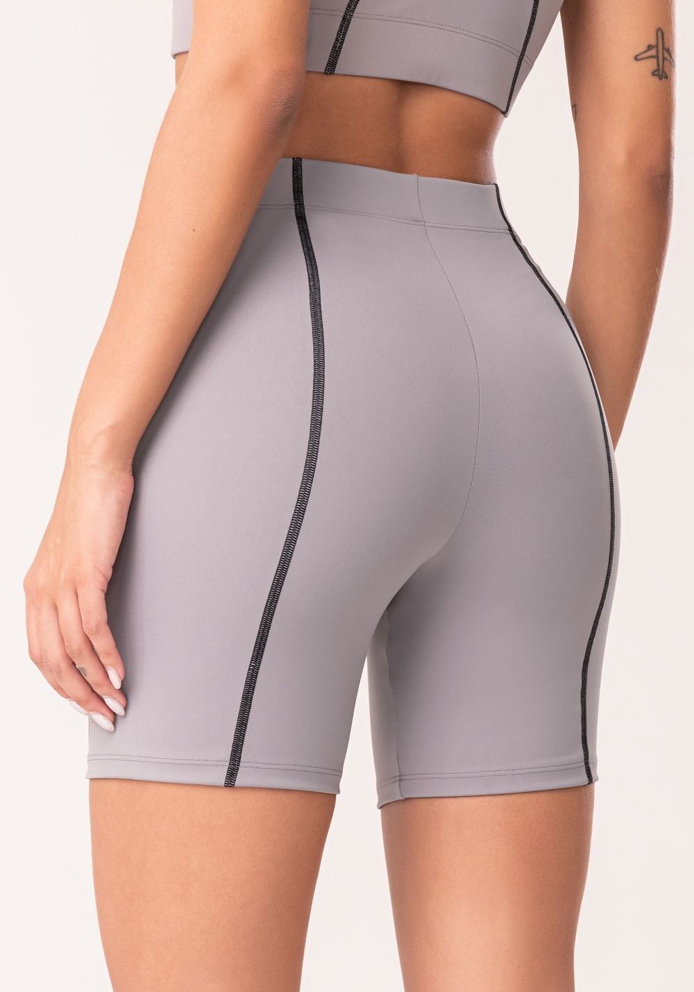 Bermuda fitness feminina cinza com pesponto oasis