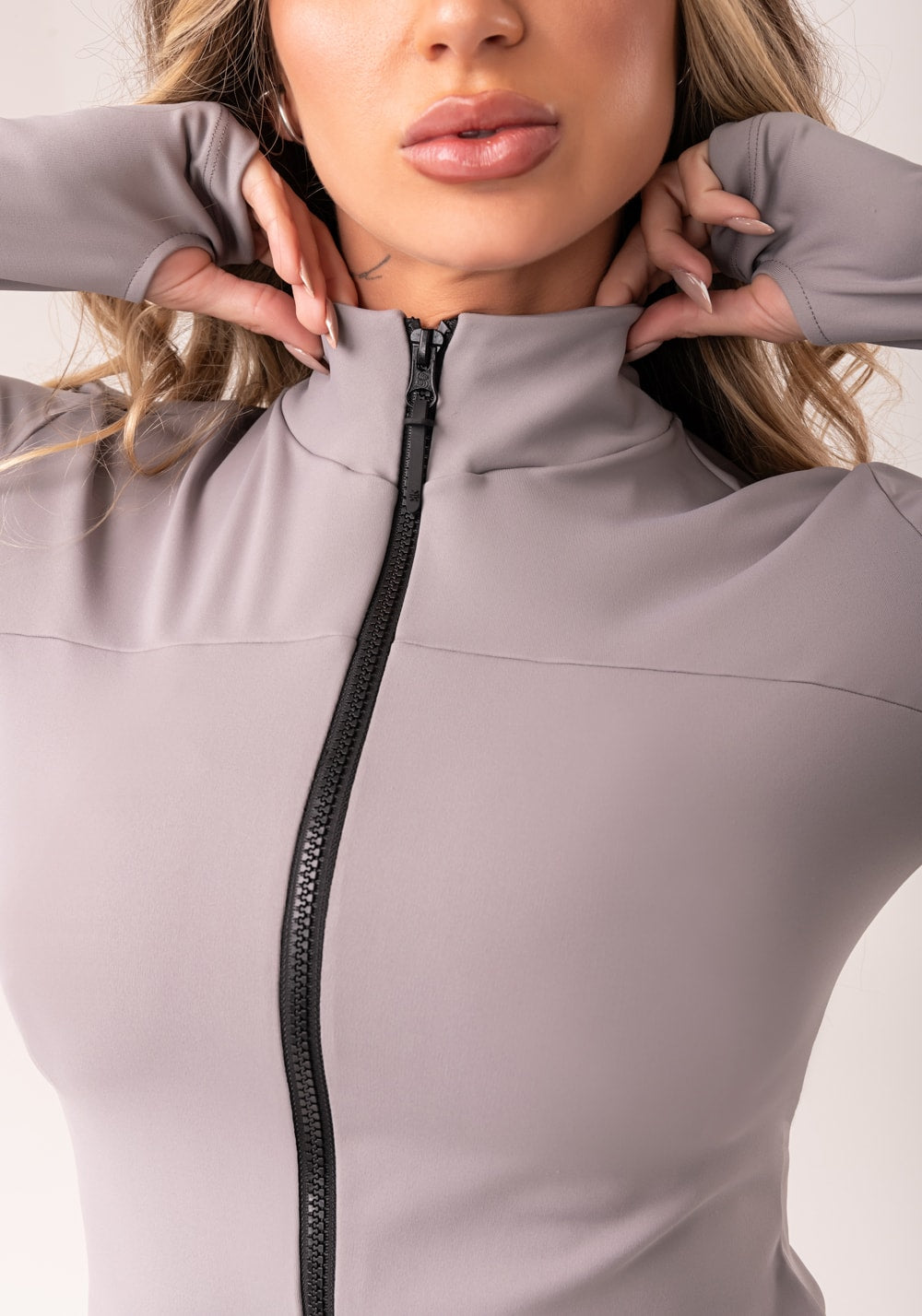 Casaco feminino cinza gola alta e zíper oasis
