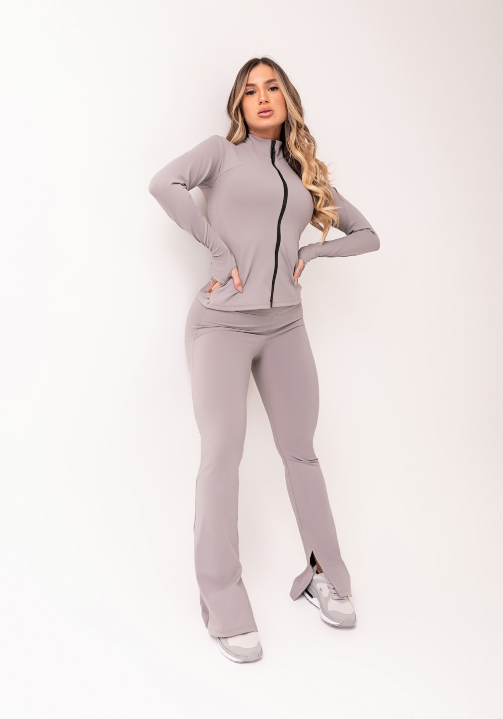 Casaco feminino cinza gola alta e zíper oasis