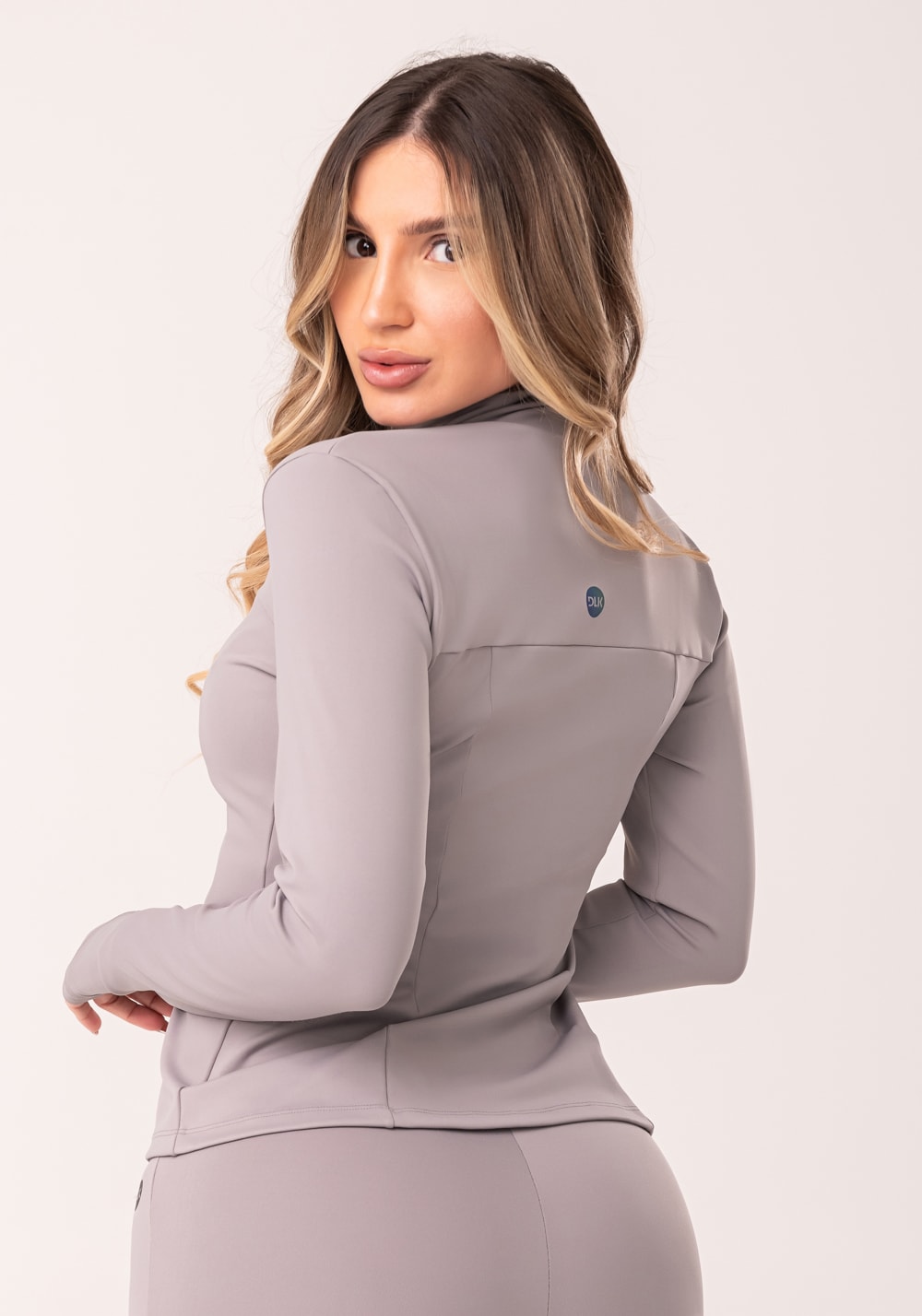 Casaco feminino cinza gola alta e zíper oasis