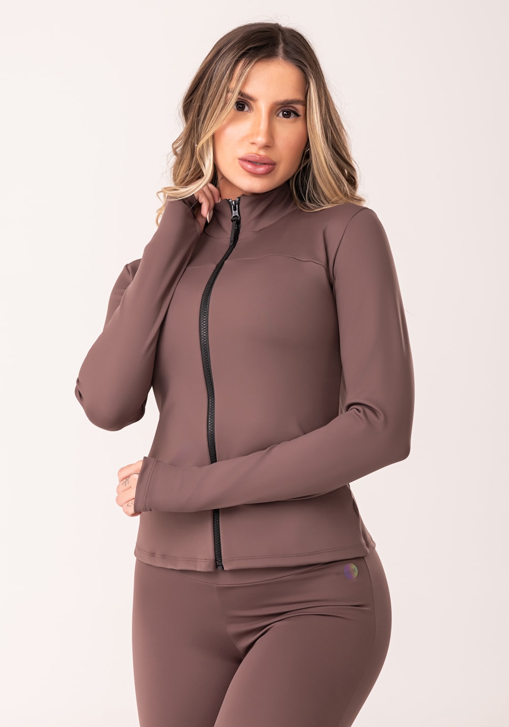 Casaco feminino marrom gola alta e zíper oasis