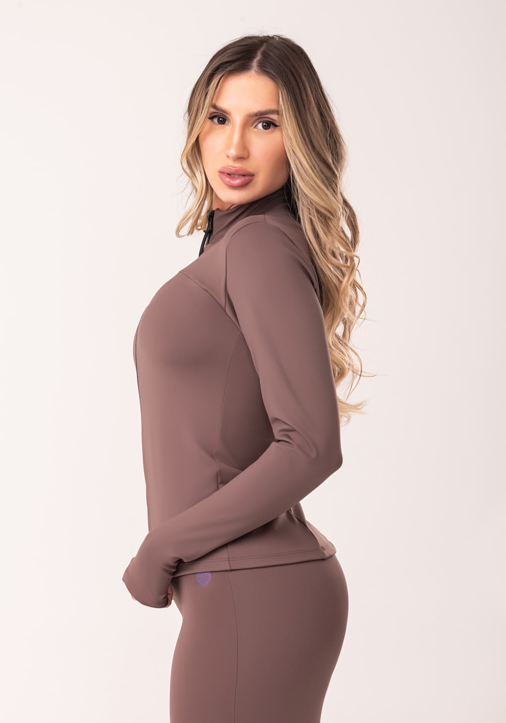 Casaco feminino marrom gola alta e zíper oasis