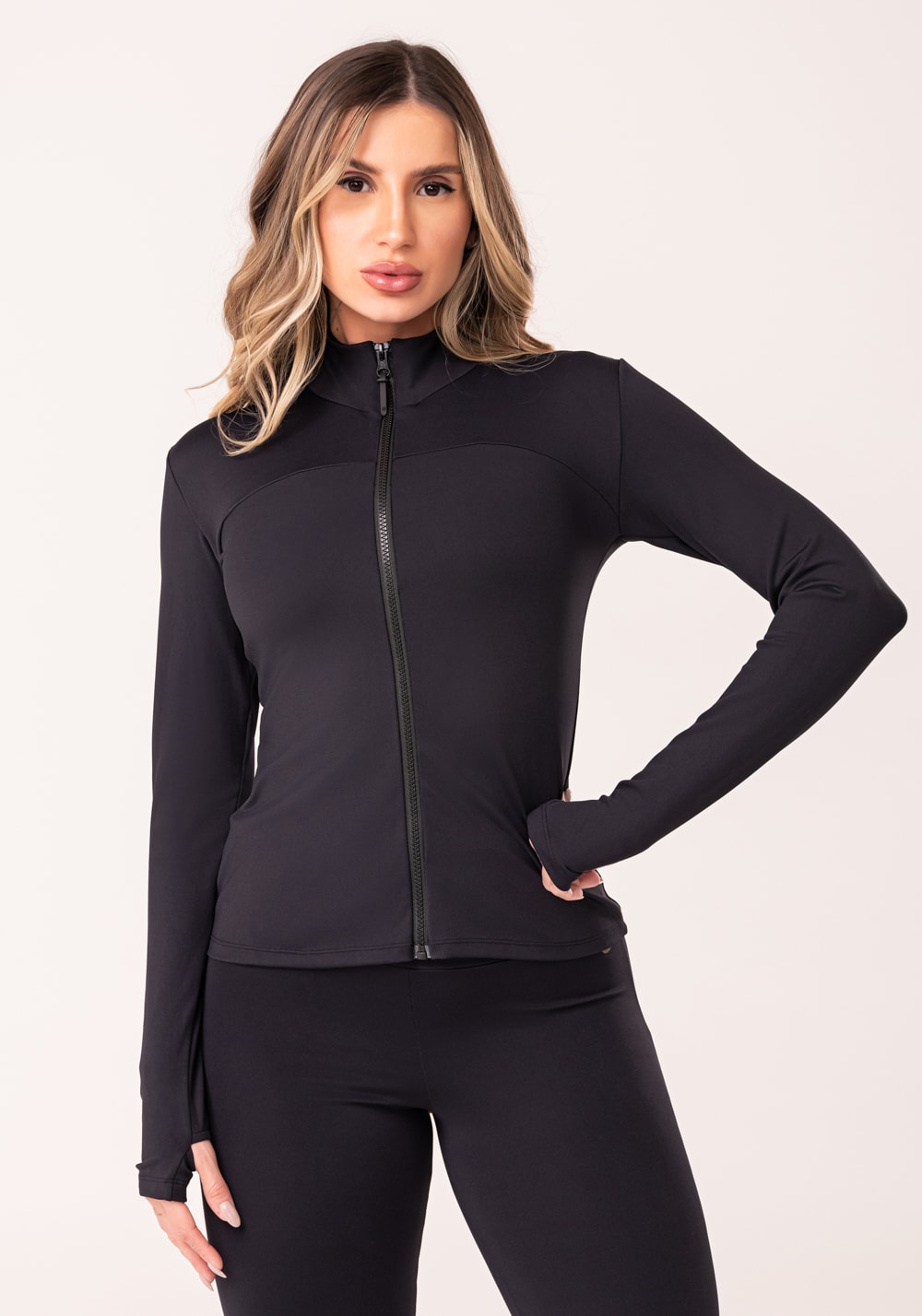 Casaco feminino preto gola alta e zíper oasis