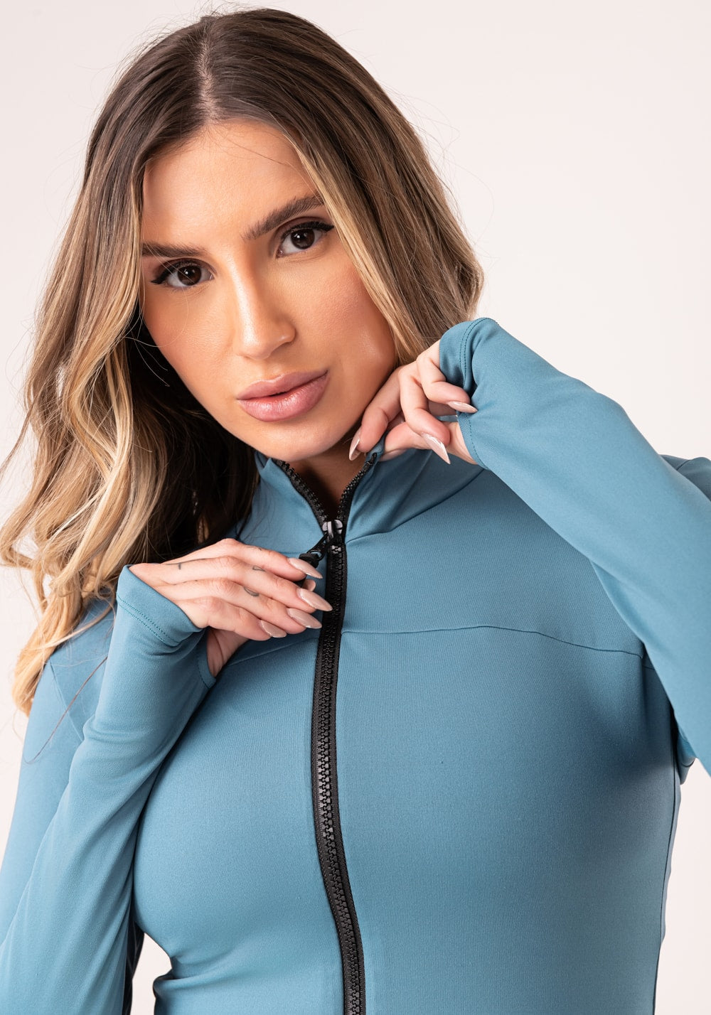 Casaco feminino azul gola alta e zíper oasis