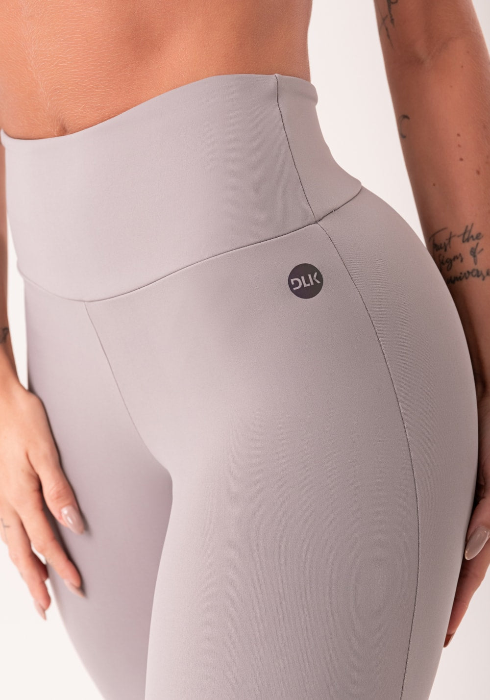 Calça flare feminina cinza com fenda oasis