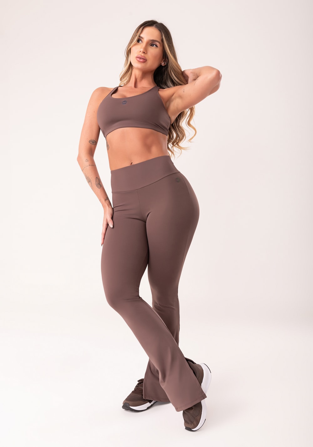 Calça flare feminina marrom com fenda oasis