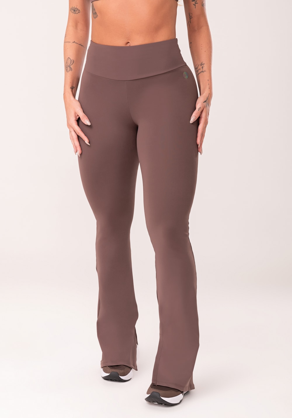 Calça flare feminina marrom com fenda oasis