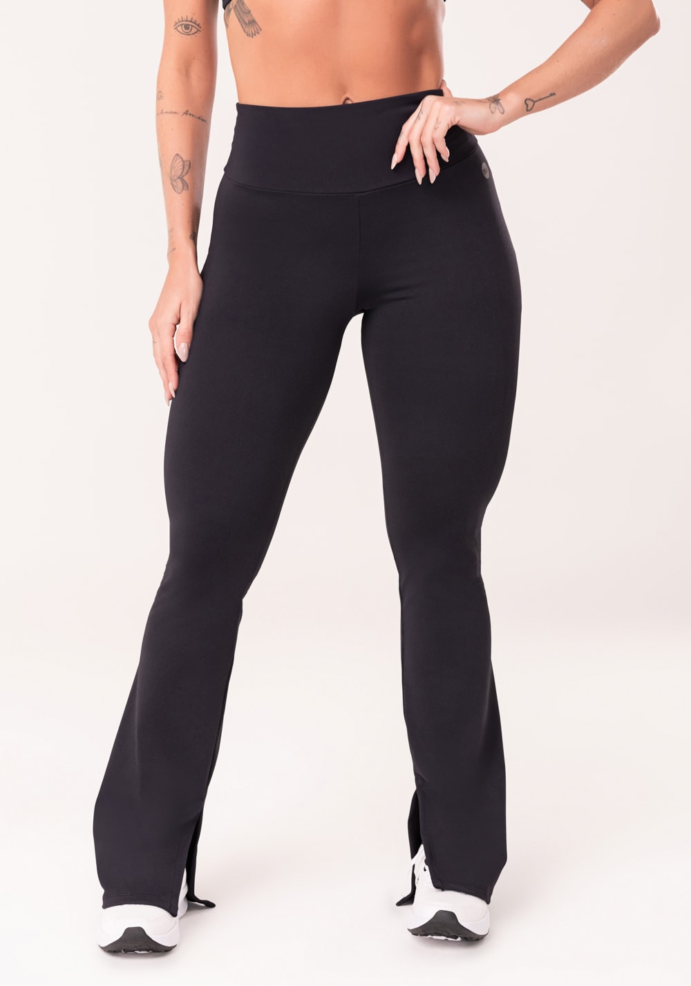 Calça flare feminina preto com fenda oasis