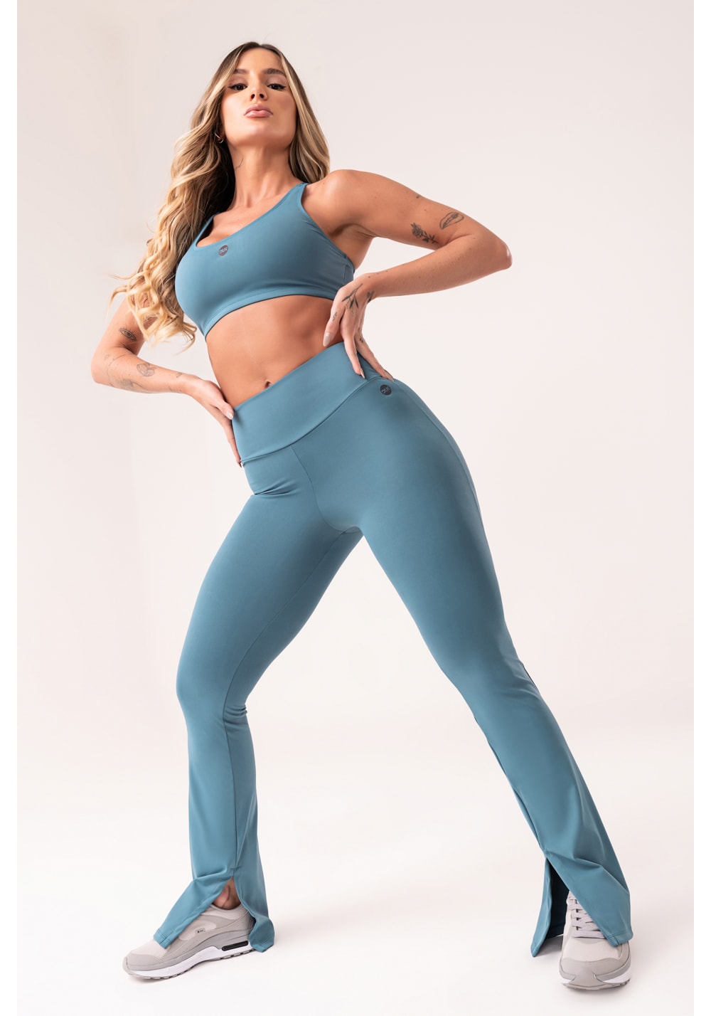 Calça flare feminina azul com fenda oasis