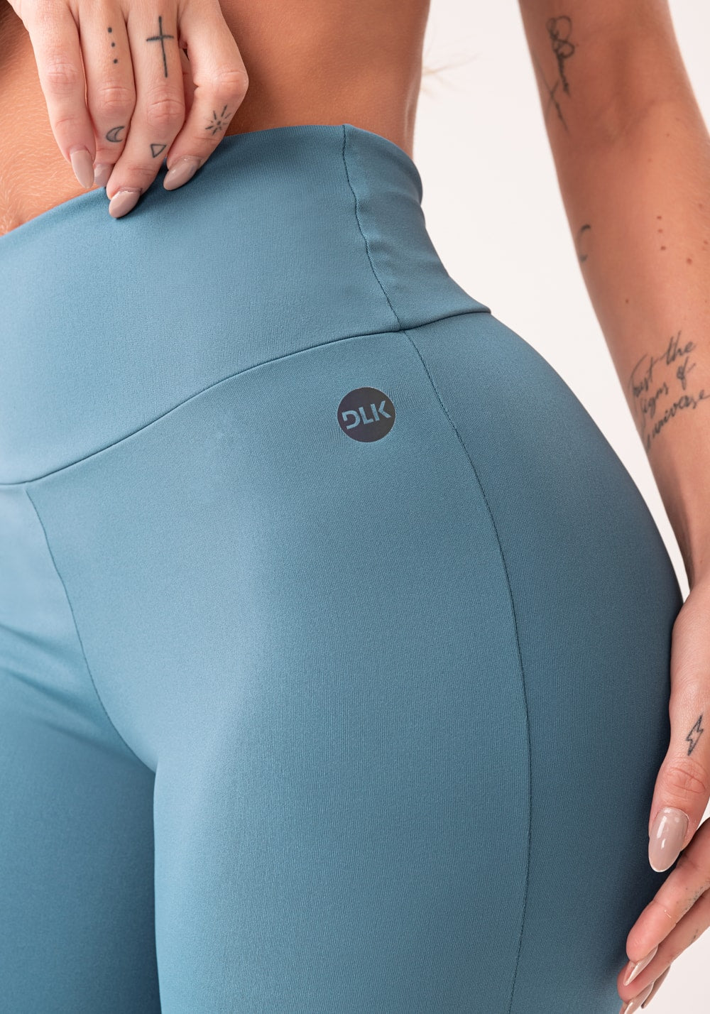 Calça flare feminina azul com fenda oasis