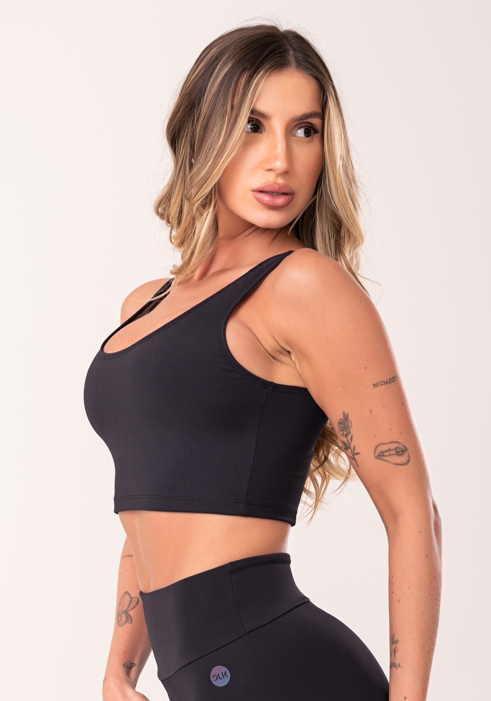 Top cropped fitness feminino preto com recortes oasis