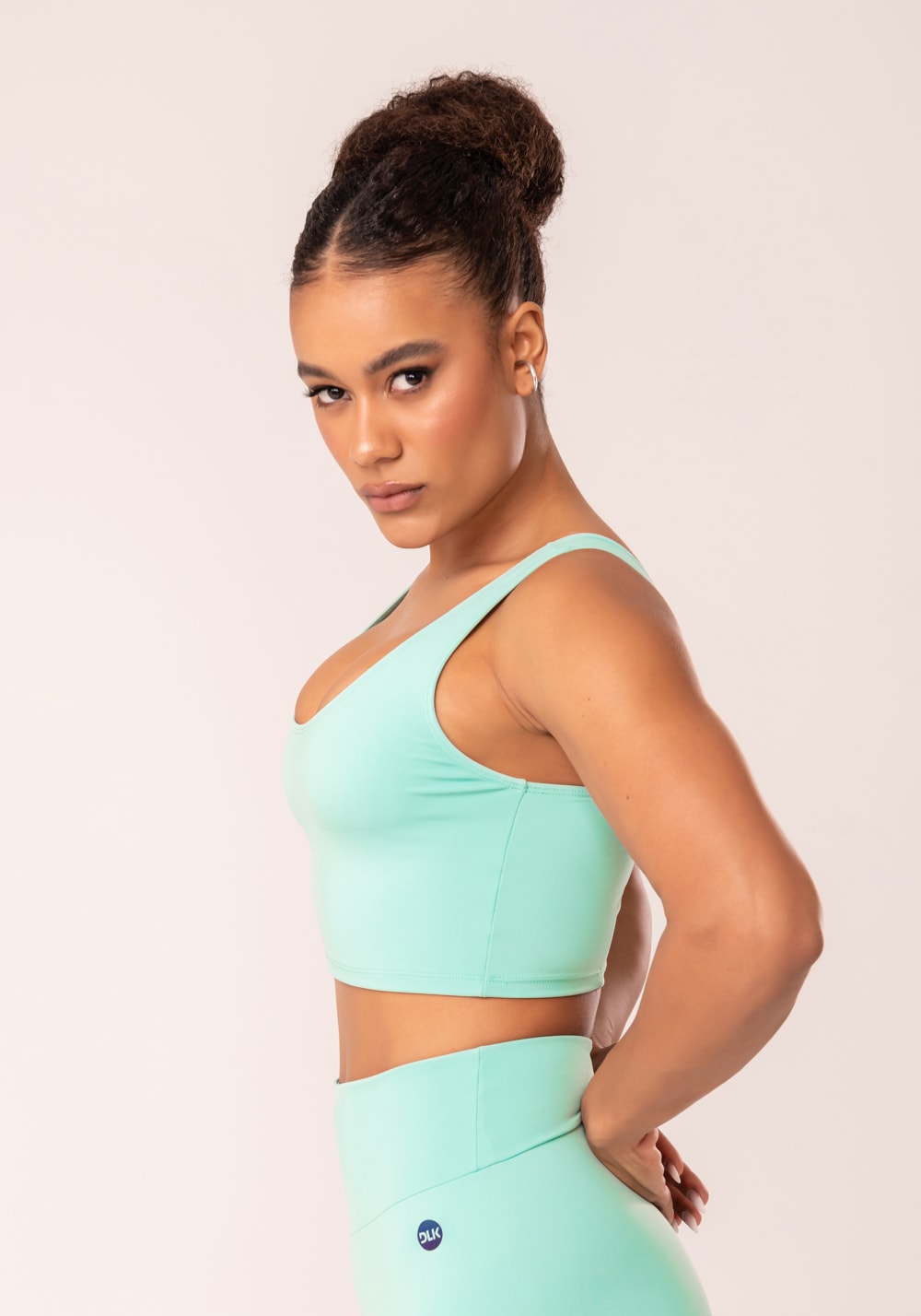 Top cropped fitness feminino verde com recortes oasis