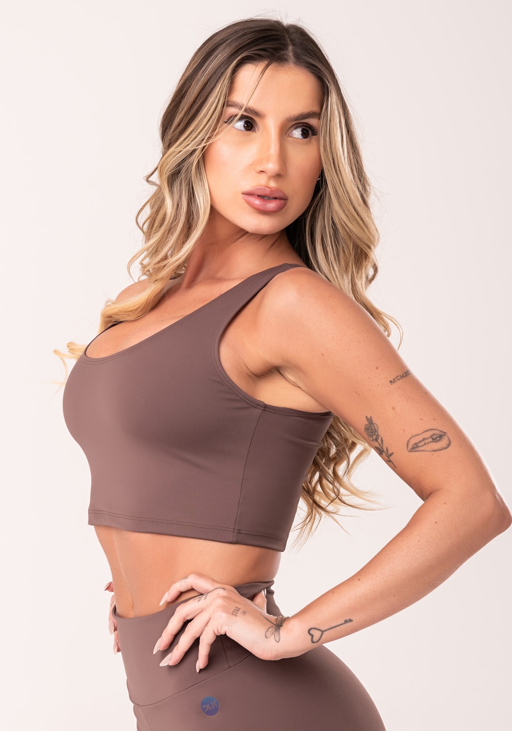 Top cropped fitness feminino marrom com recortes oasis