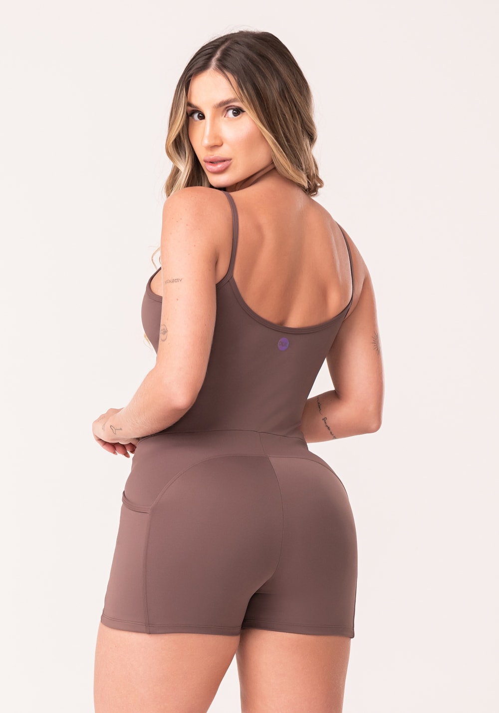 Macaquinho fitness feminino marrom com bolsos oasis