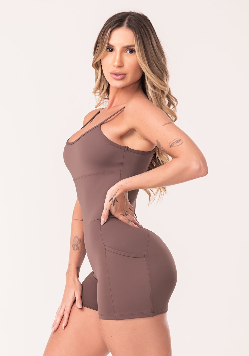 Macaquinho fitness feminino marrom com bolsos oasis