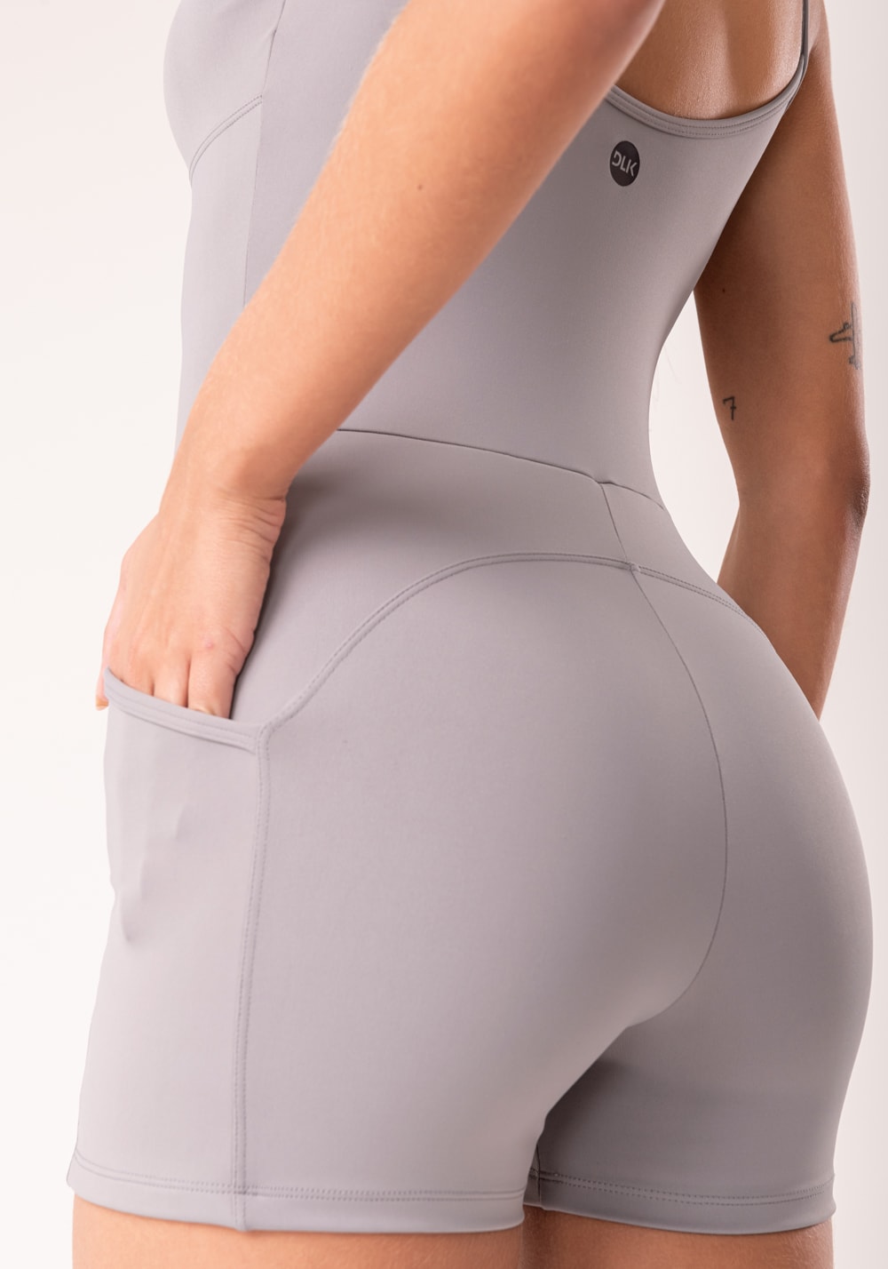 Macaquinho fitness feminino cinza com bolsos oasis