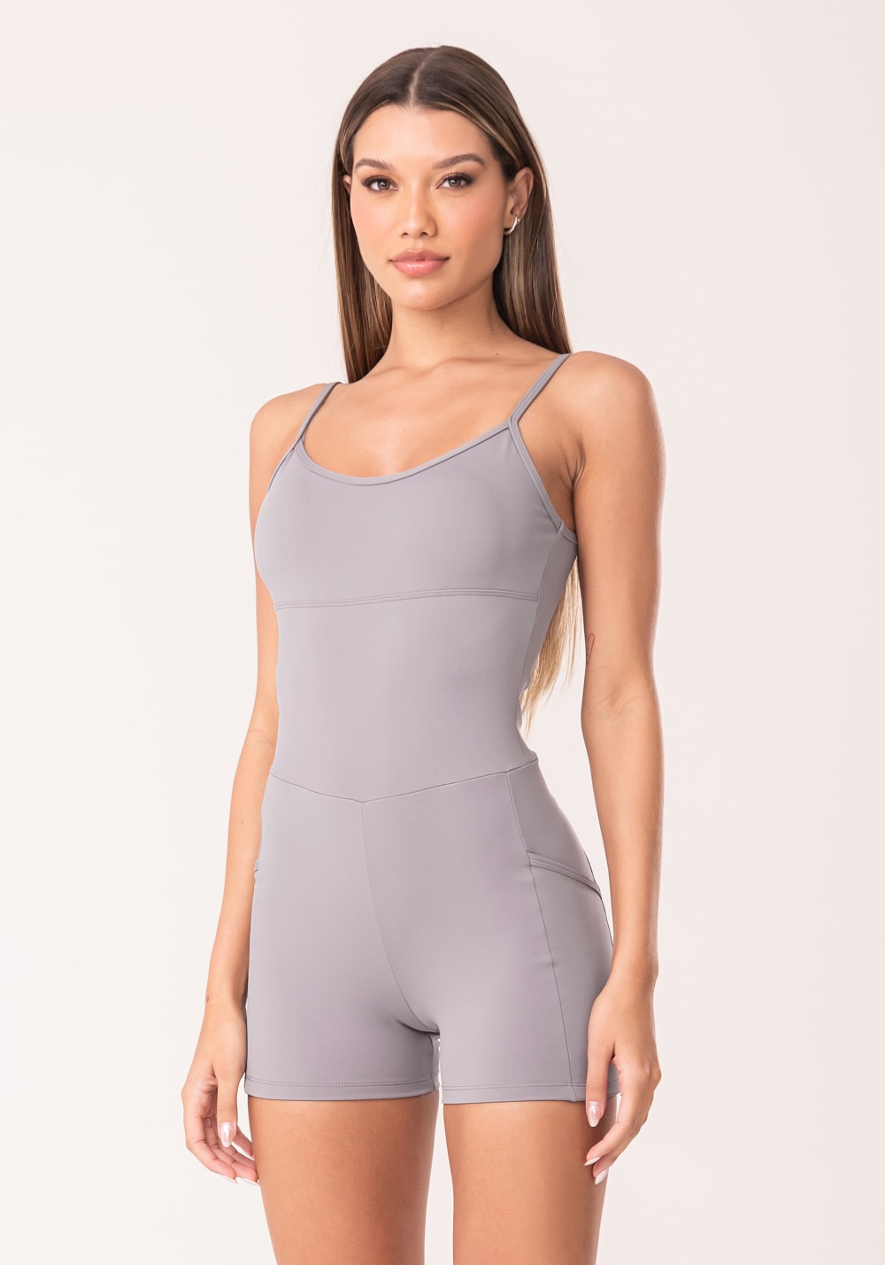 Macaquinho fitness feminino cinza com bolsos oasis