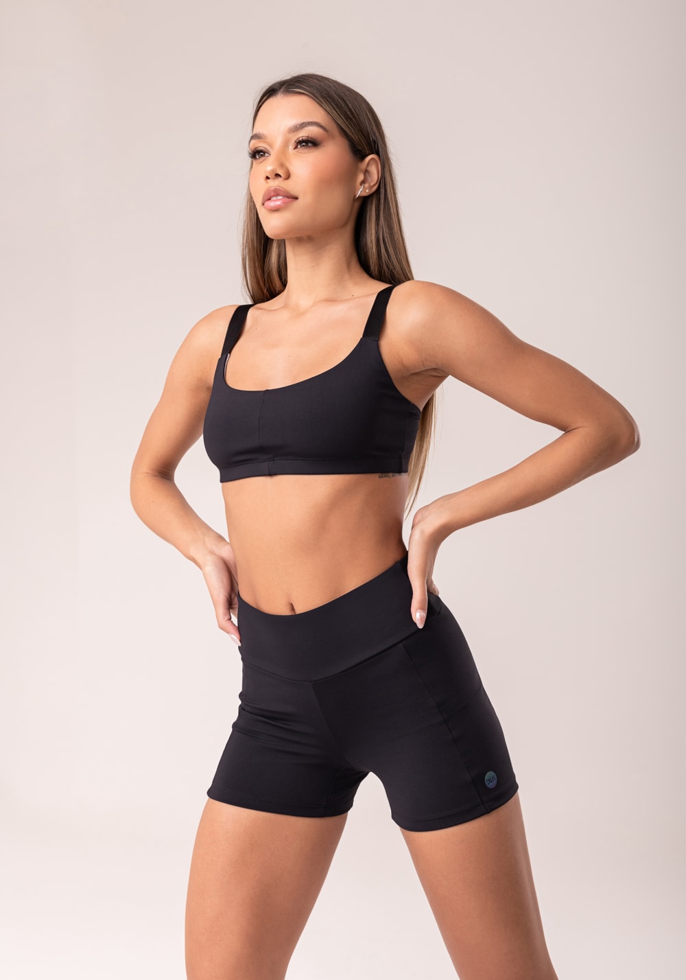 Short fitness feminino preto com recortes oasis