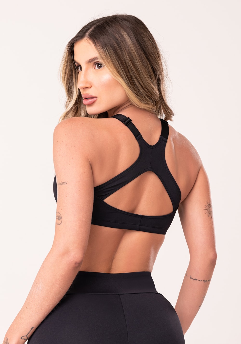 Top fitness feminino preto com bojo e alças reguláveis oasis