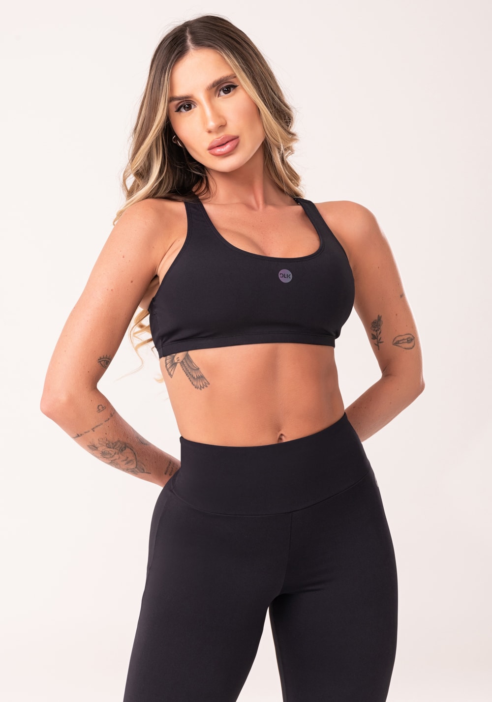 Top fitness feminino preto com bojo e alças reguláveis oasis