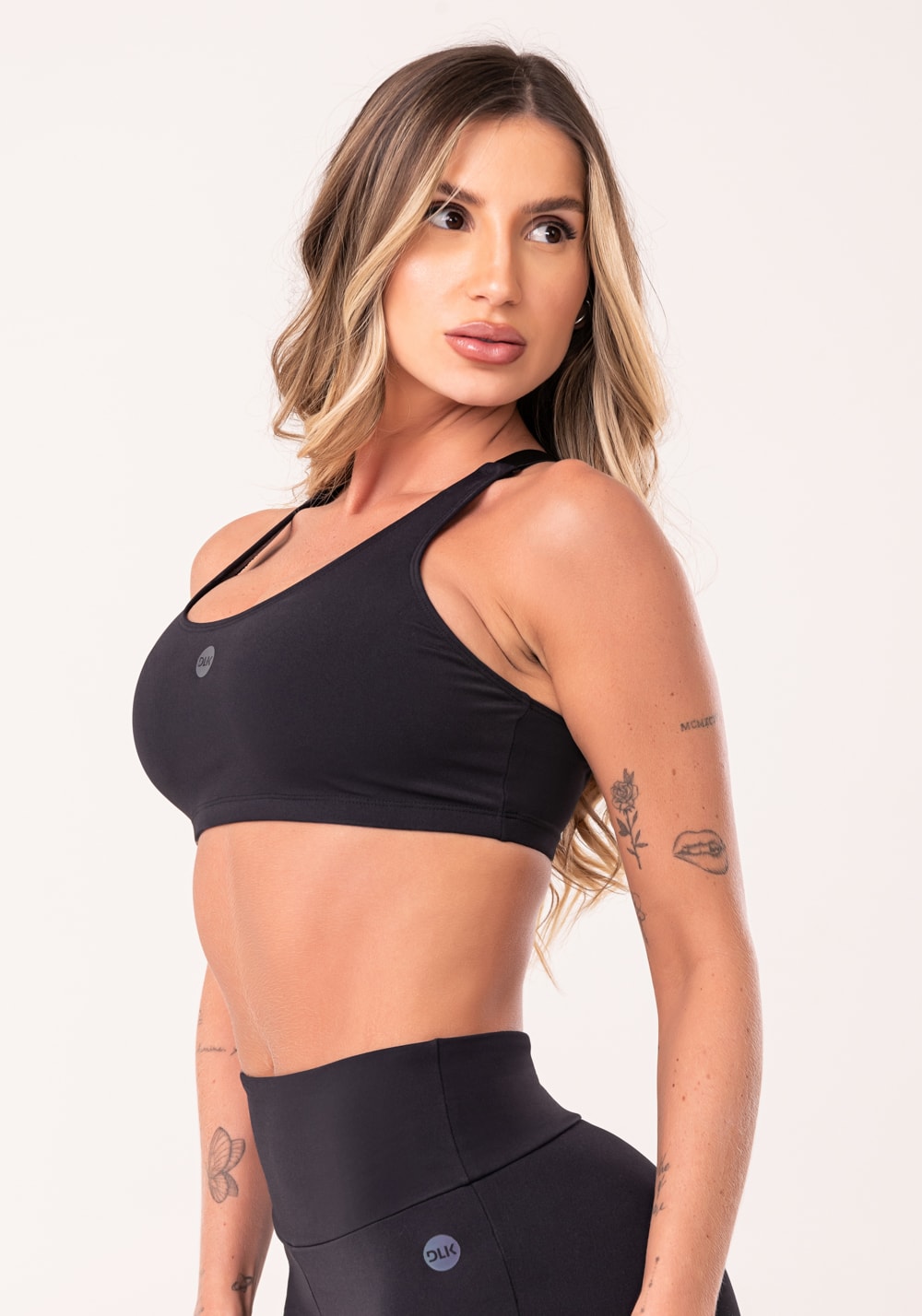 Top fitness feminino preto com bojo e alças reguláveis oasis