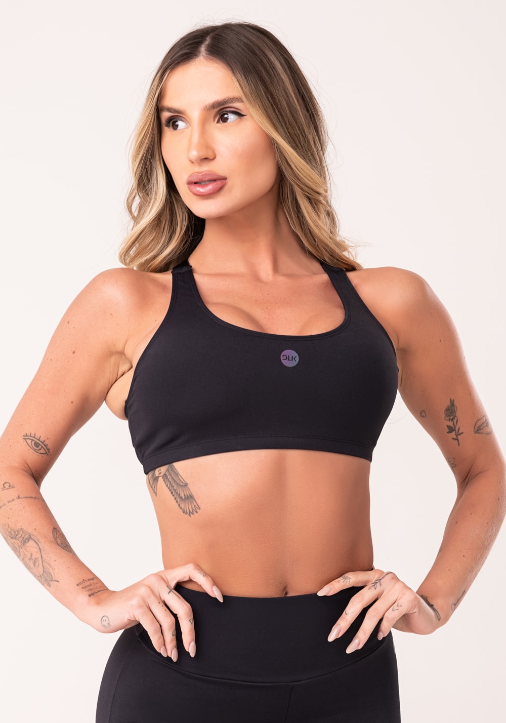 Top fitness feminino preto com bojo e alças reguláveis oasis