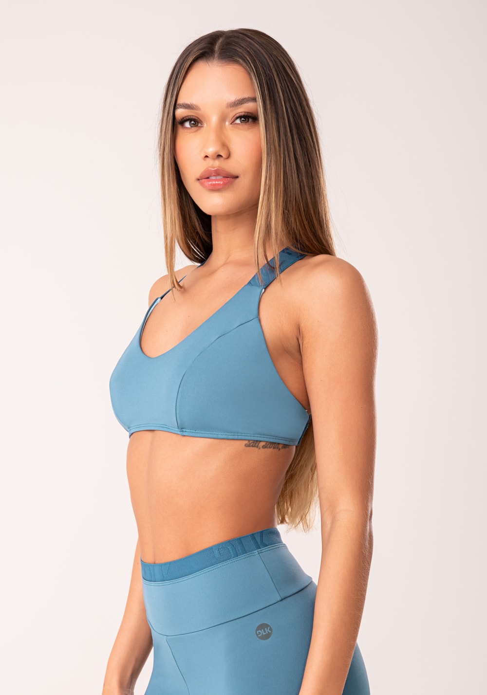 Top fitness feminino azul com elástico cruzado oasis