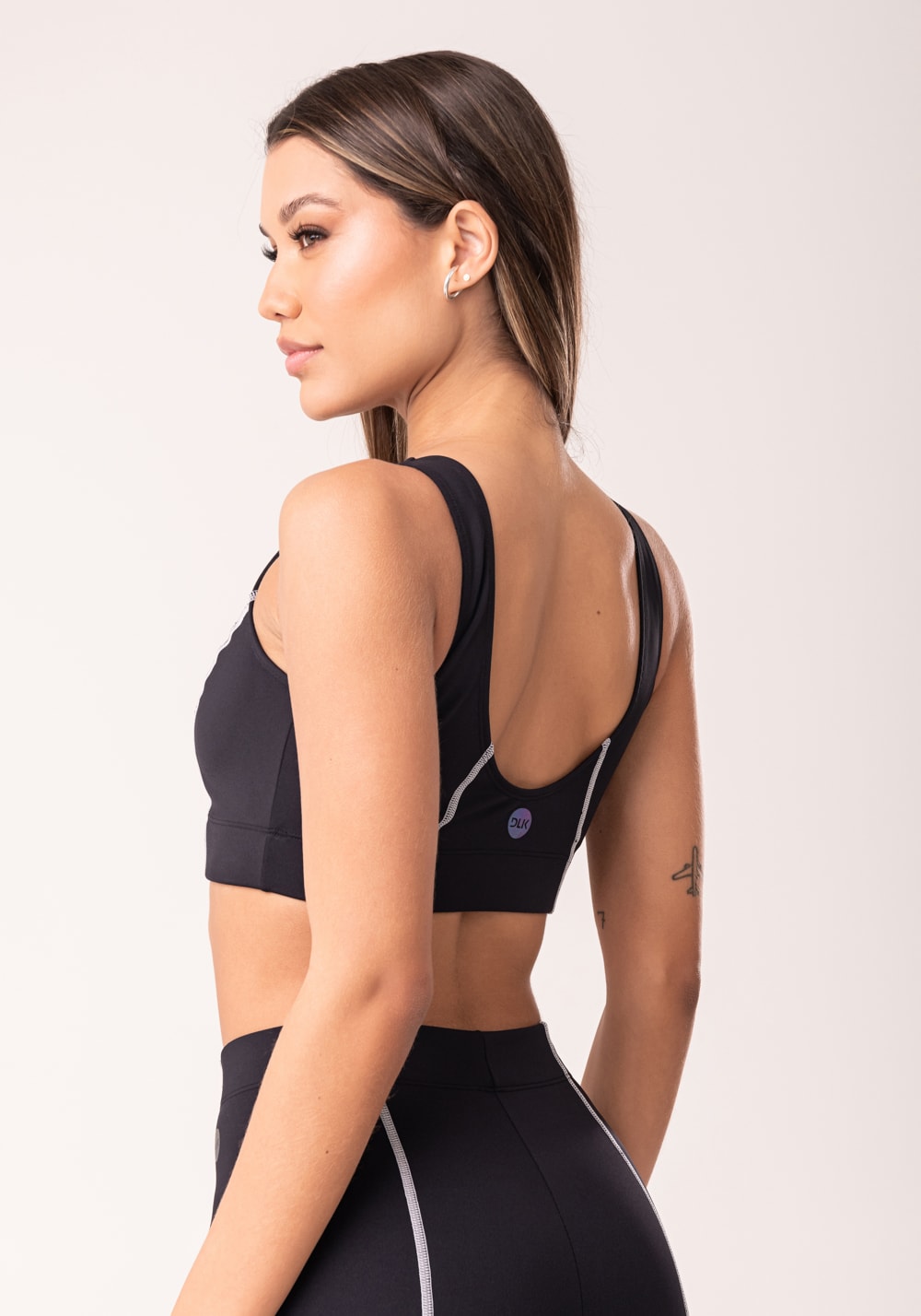 Top fitness feminino preto com pesponto oasis