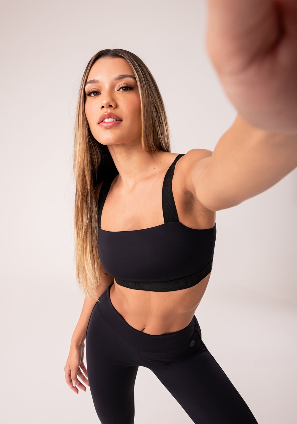Top fitness feminino preto com decote reto e elástico oasis